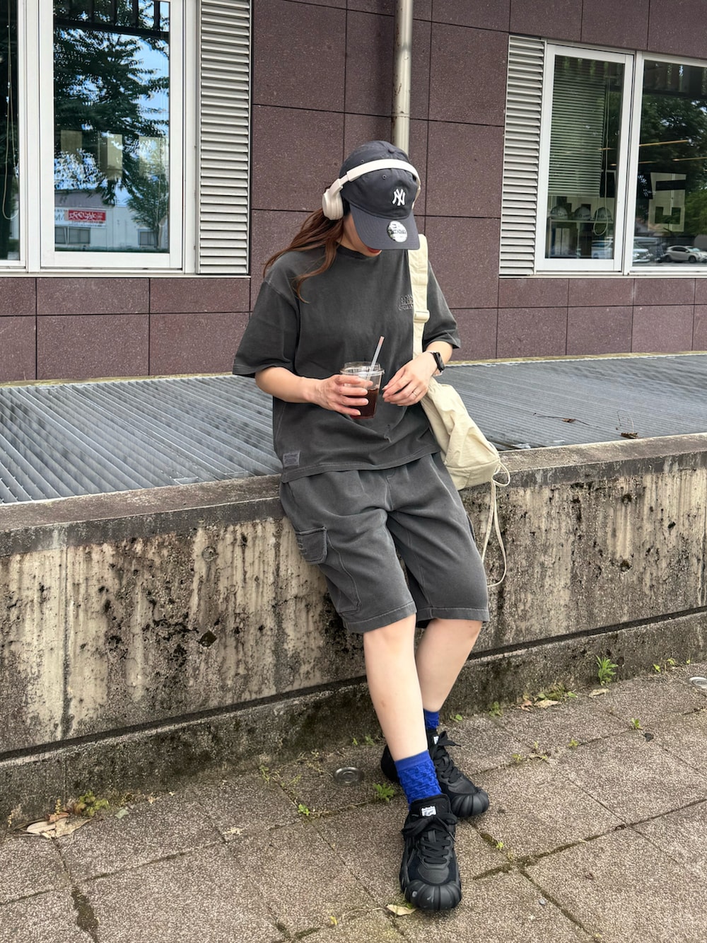 ブラック系のその他パンツ、ブラック系のTシャツ/カットソー、ブラック系のスニーカーを着用したレディースの夏コーディネートの5枚目の写真