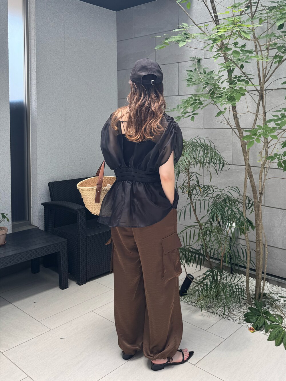 ブラック系のTシャツ/カットソー、ブラウン系のその他パンツ、ブラック系のサンダルを着用したレディースの夏コーディネートの3枚目の写真