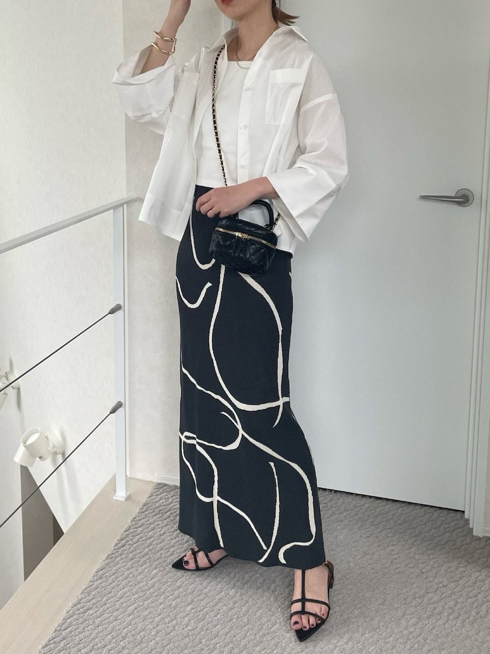 「cloenc、クロエンス、瀬戸晴加、オーバーシャツ、大人カジュアル、春コーデ、シャツスタイル、Tストラップサンダル、ロングスカート、capricieuxlemage、EVOL(EVOL)、柄スカート、ショルダーバッグ、春服、着回しコーデ」｜「cloencのオーバーサイズシャツ（シャツ/ブラウス、ホワイト系）」を使った、MISATO さん（レディース・161cm）の春コーディネートの2枚目の写真
