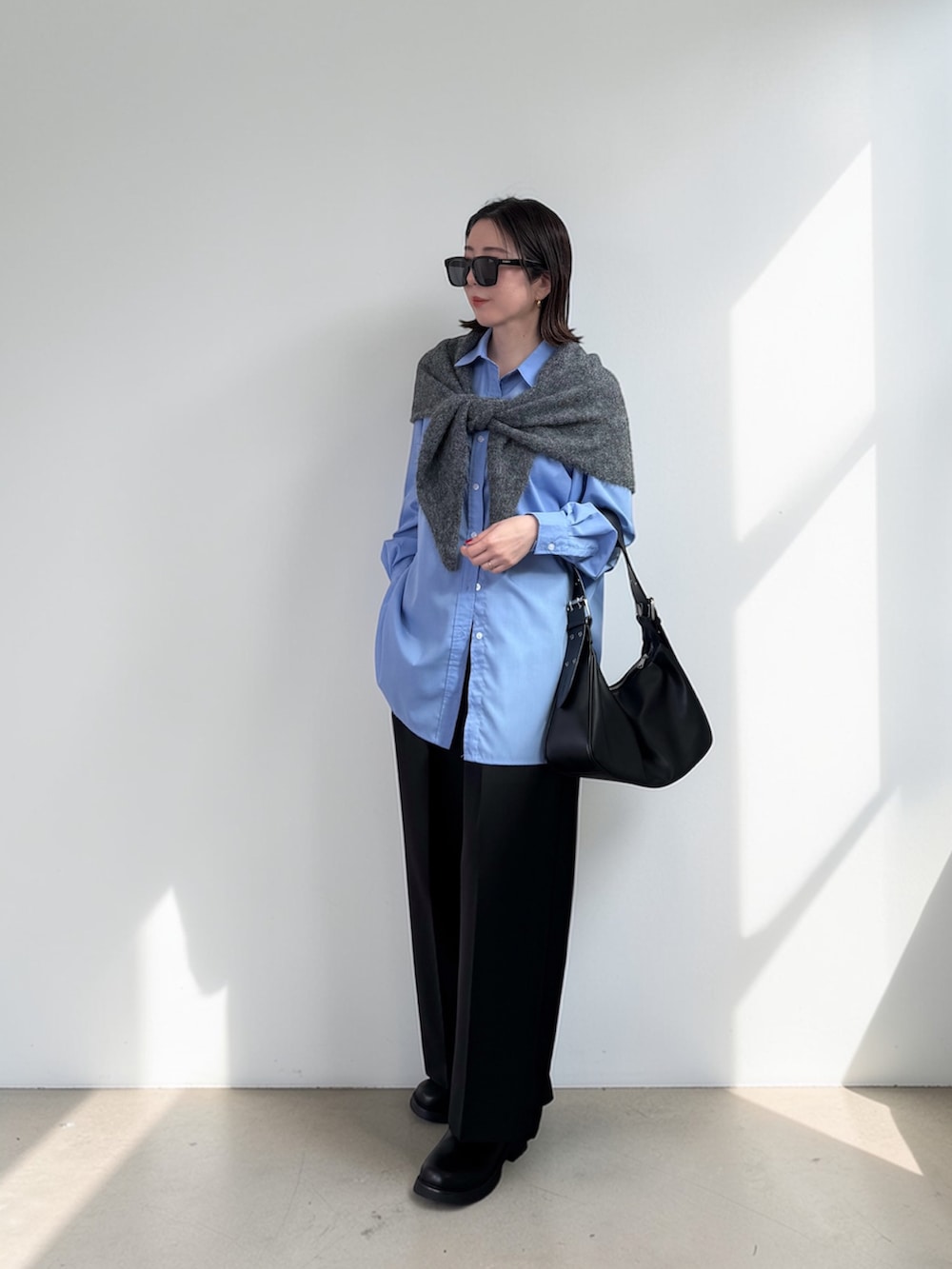 ブルー系のシャツ/ブラウス、ブラック系のその他パンツ、ブラック系のその他シューズを着用したレディースの春コーディネートの2枚目の写真