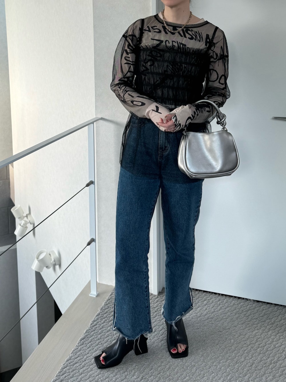 ブラック系のTシャツ/カットソー、ベージュ系のTシャツ/カットソー、シルバー系のショルダーバッグを着用したレディースの春コーディネートの2枚目の写真