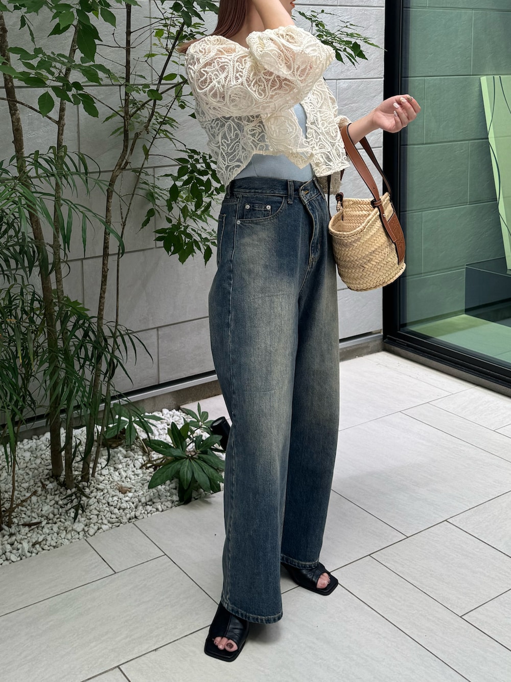 ホワイト系のカーディガン/ボレロ、ブルー系のデニムパンツ、ブルー系のキャミソールを着用したレディースの夏コーディネートの5枚目の写真