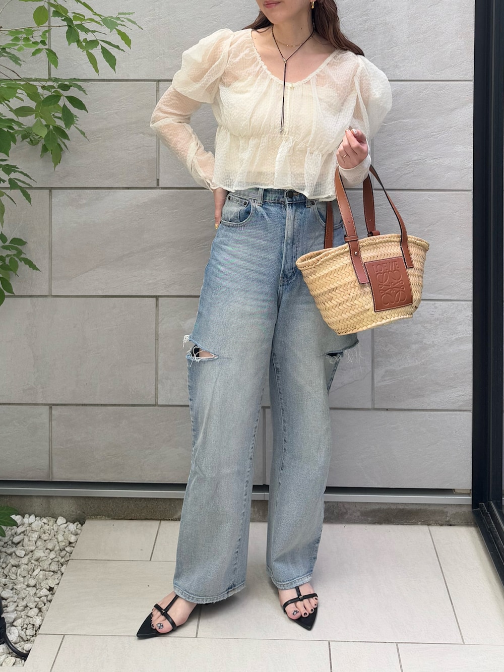 ホワイト系のシャツ/ブラウス、ブラック系のサンダル、ブラウン系のトートバッグを着用したレディースの春コーディネートの4枚目の写真