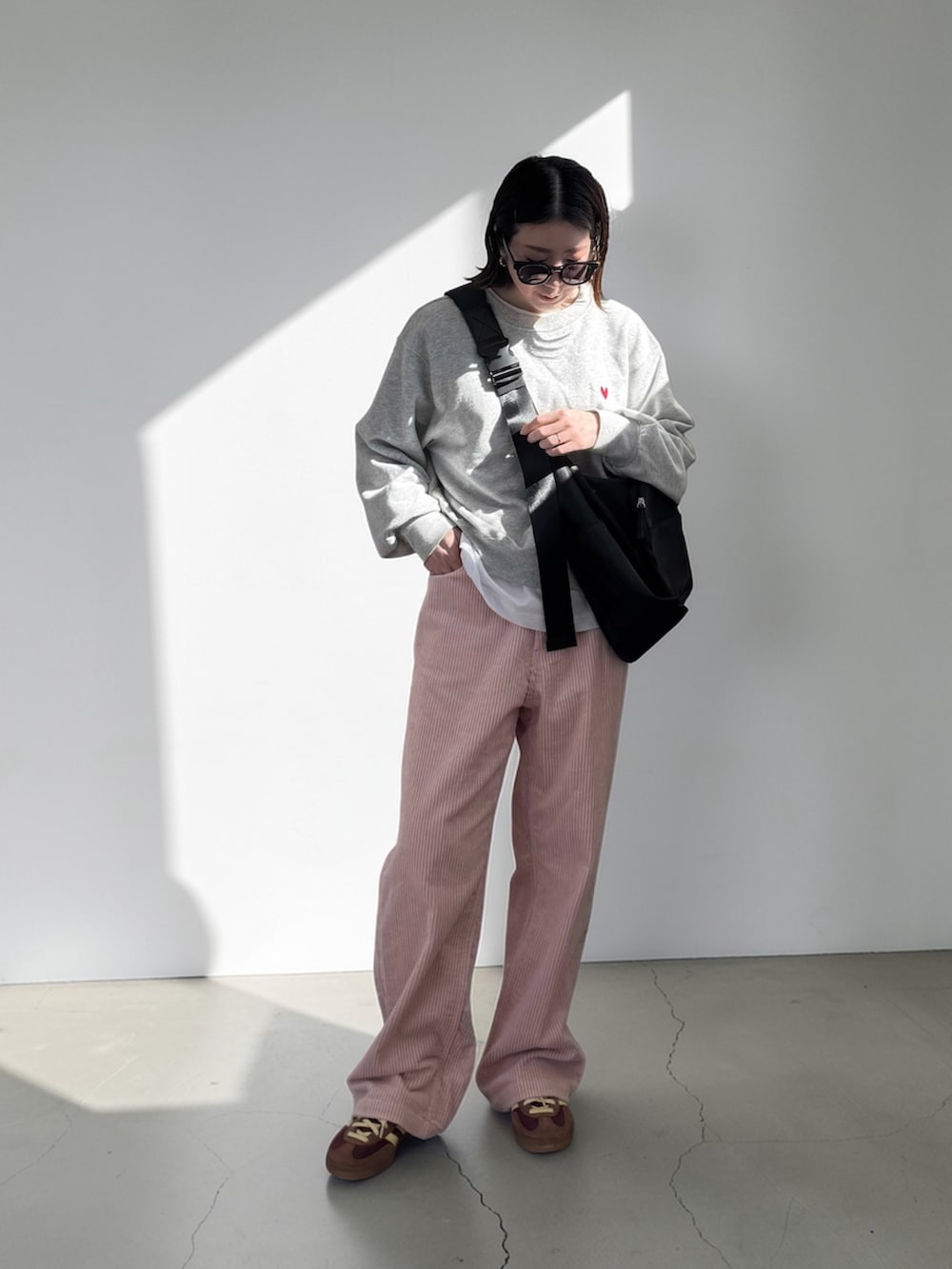 ホワイト系のTシャツ/カットソー、ピンク系のその他パンツ、ブラック系のショルダーバッグを着用したレディースの春コーディネートの2枚目の写真