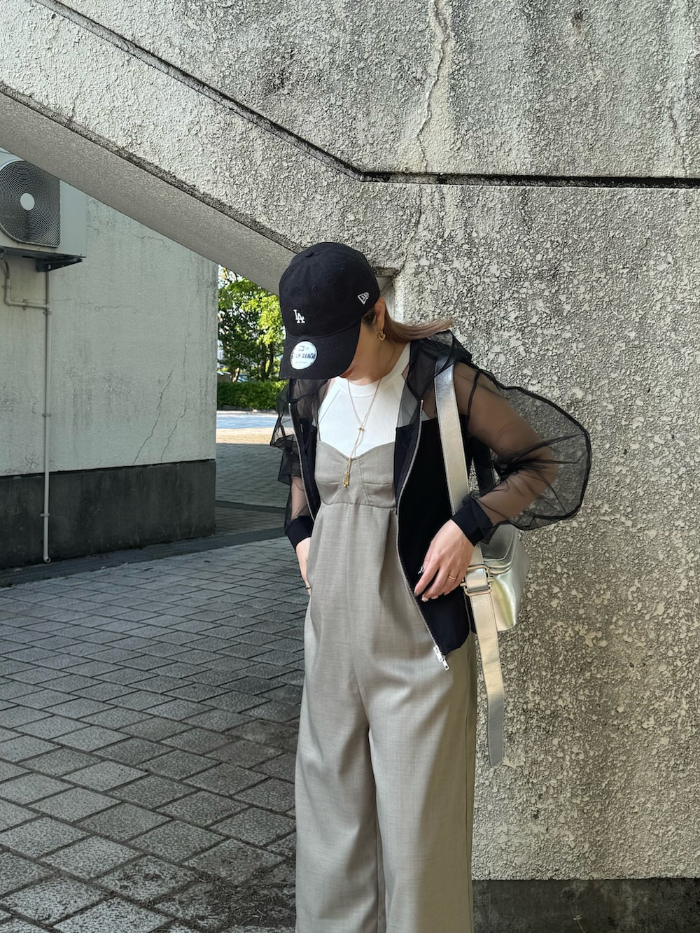 ブラック系のパーカー、グレー系のサロペット/オーバーオール、ブラック系のサンダルを着用したレディースの夏コーディネートの2枚目の写真