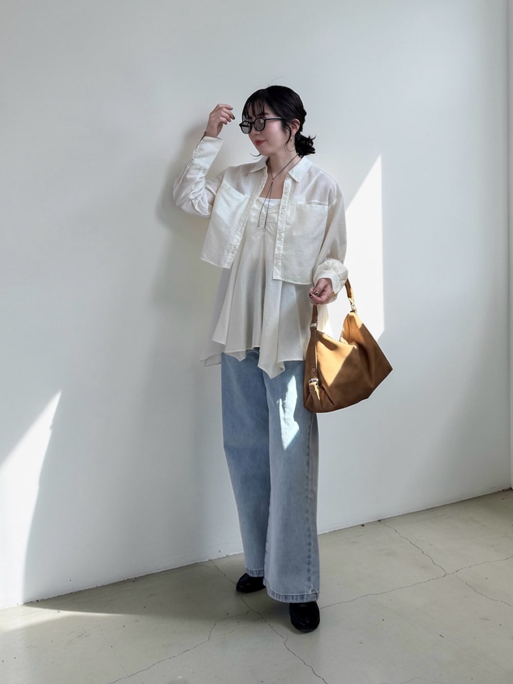 ホワイト系のシャツ/ブラウス、ブルー系のデニムパンツ、イエロー系のショルダーバッグを着用したレディースの春コーディネートの3枚目の写真