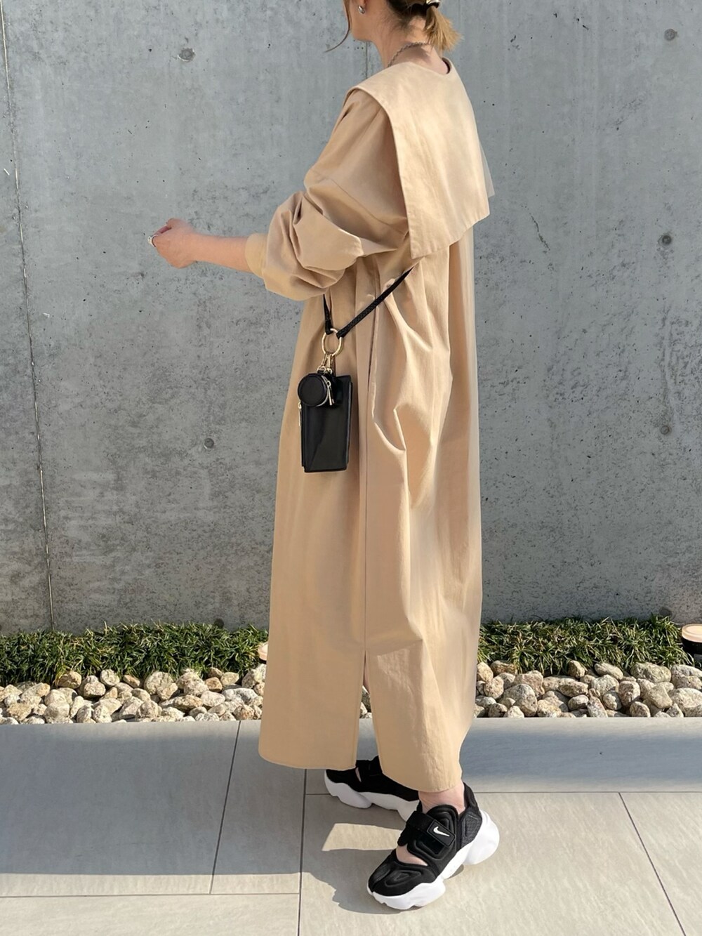 ベージュ系のシャツ/ブラウス、ブラック系のスニーカー、ブラック系のショルダーバッグを着用したレディースの春コーディネートの3枚目の写真