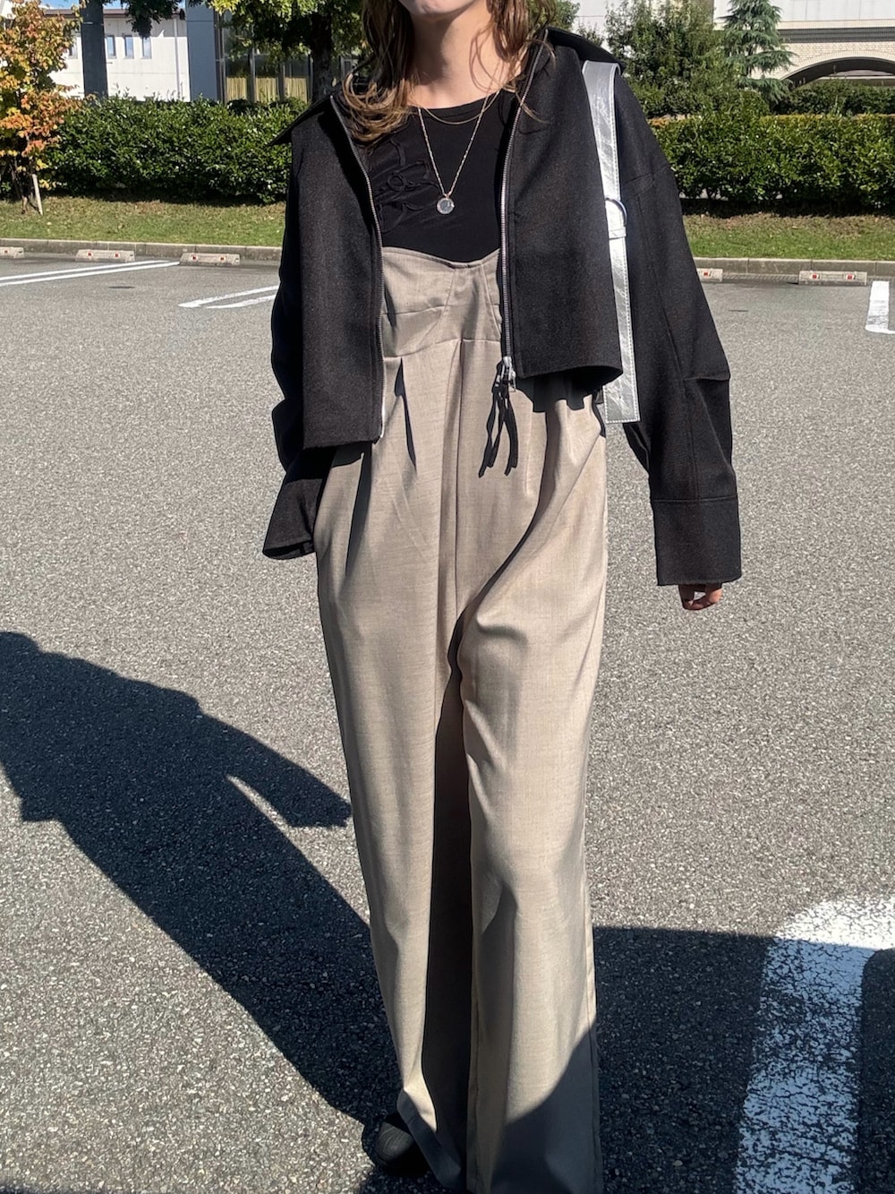 ブラック系のその他アウター、シルバー系のショルダーバッグ、ブラック系のTシャツ/カットソーを着用したレディースの秋コーディネートの5枚目の写真