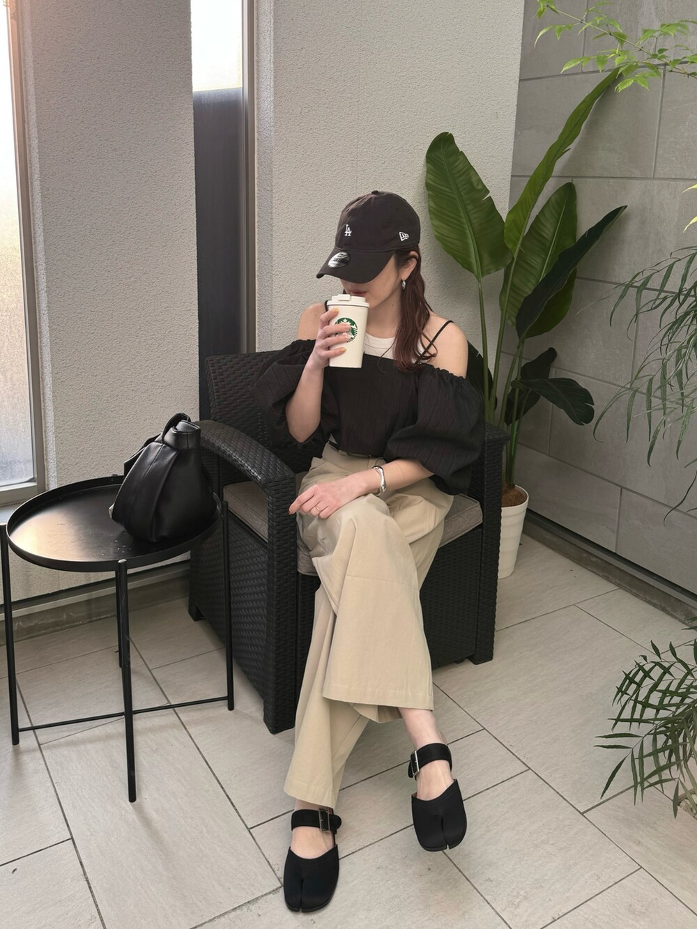ベージュ系のその他パンツ、ブラック系のサンダル、ブラック系のシャツ/ブラウスを着用したレディースの春コーディネートの3枚目の写真