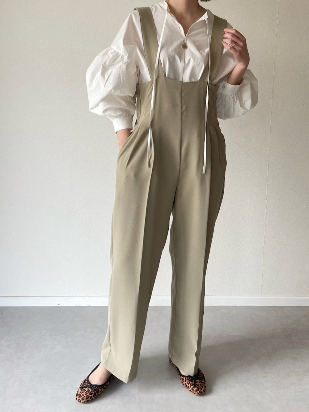 ブラック系のショルダーバッグ、グリーン系のサロペット/オーバーオール、その他のバレエシューズを着用したレディースの春コーディネートの4枚目の写真