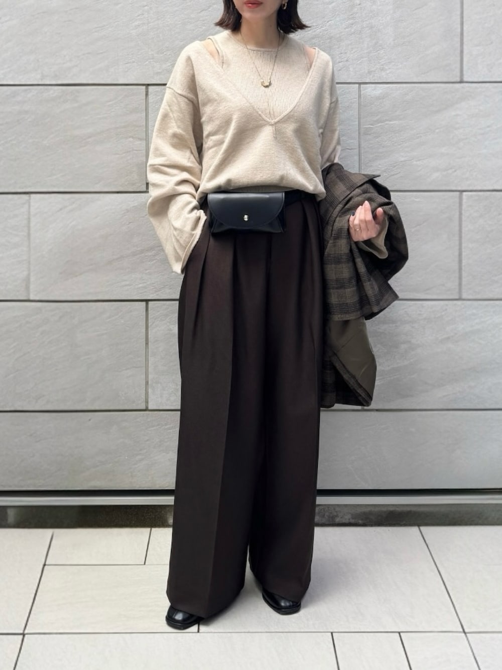 その他のテーラードジャケット、ブラック系のボディバッグ/ウエストポーチ、ブラウン系のその他パンツを着用したレディースの春コーディネートの3枚目の写真