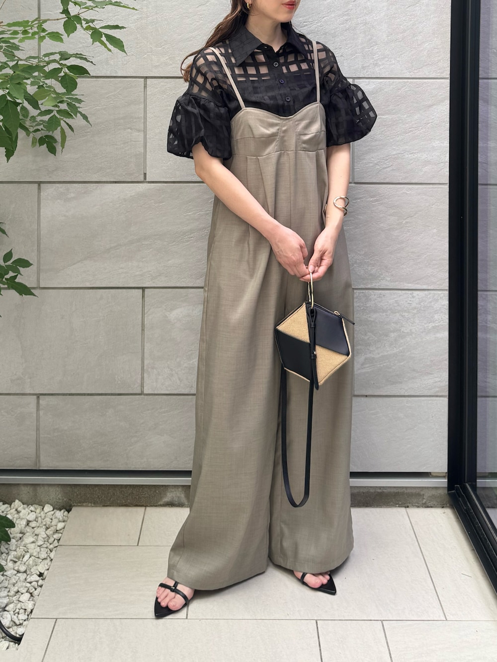 グレー系のサロペット/オーバーオール、ブラック系のサンダルを着用したレディースの夏コーディネートの2枚目の写真