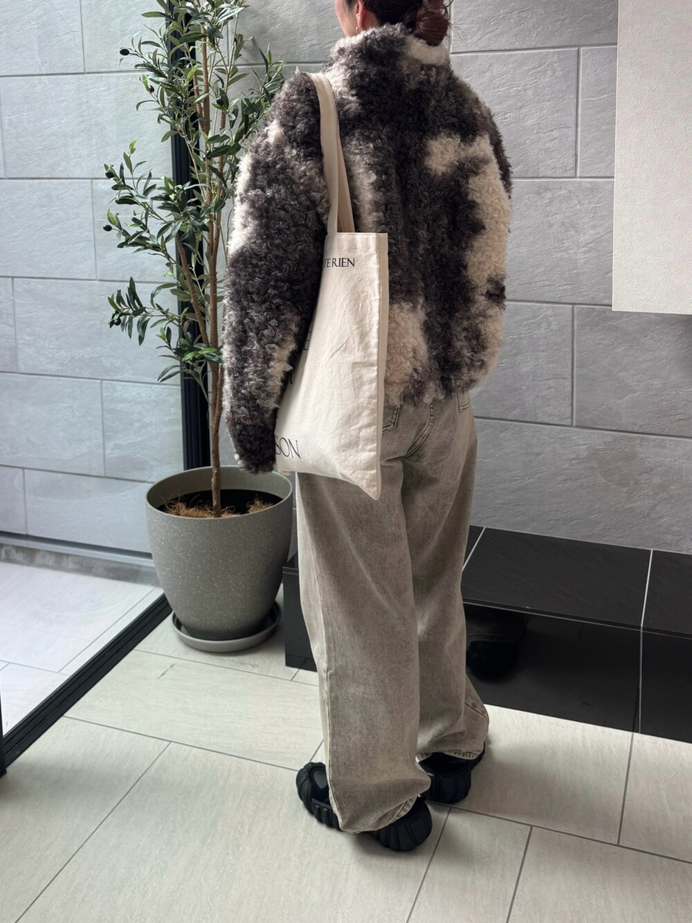 ベージュ系のデニムパンツ、ブラック系のスニーカーを着用したレディースの秋コーディネートの5枚目の写真