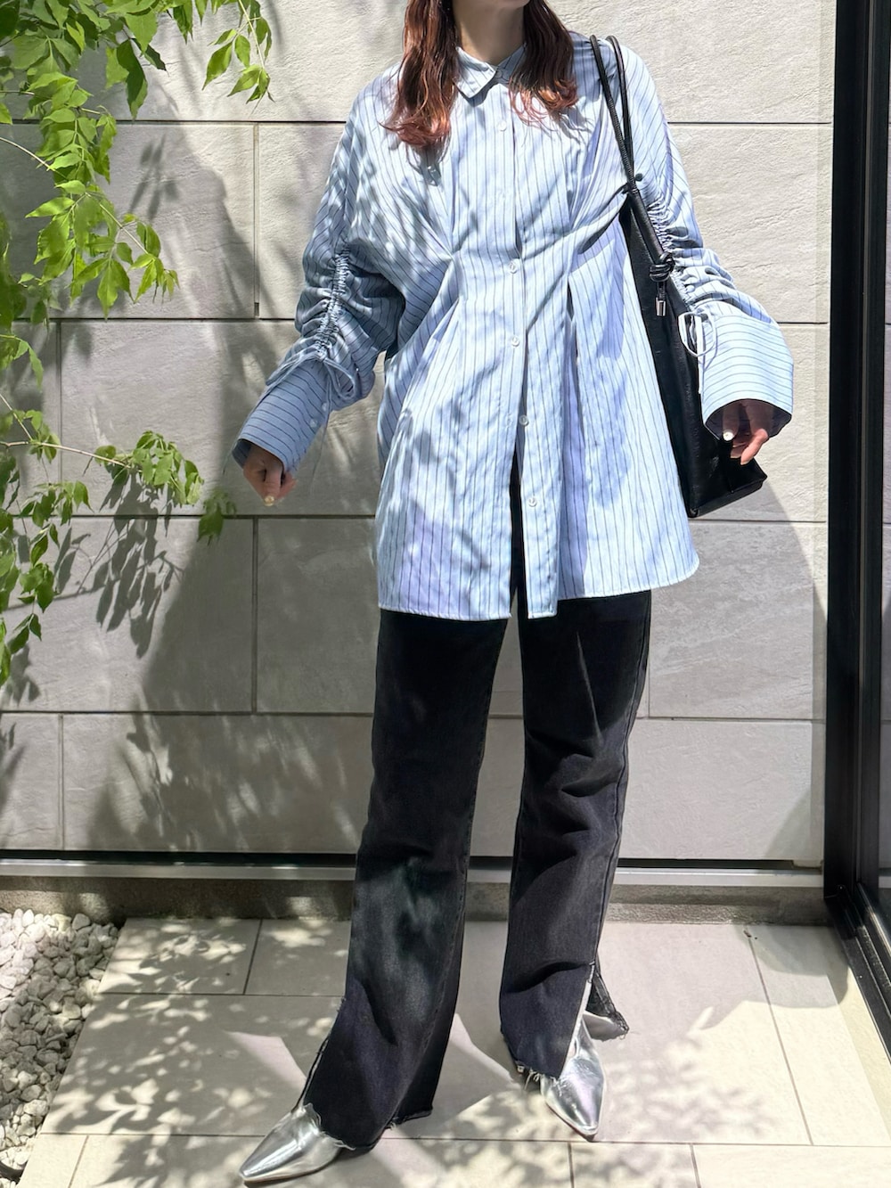 ブルー系のシャツ/ブラウス、ブラック系のデニムパンツ、シルバー系のパンプスを着用したレディースの春コーディネートの2枚目の写真