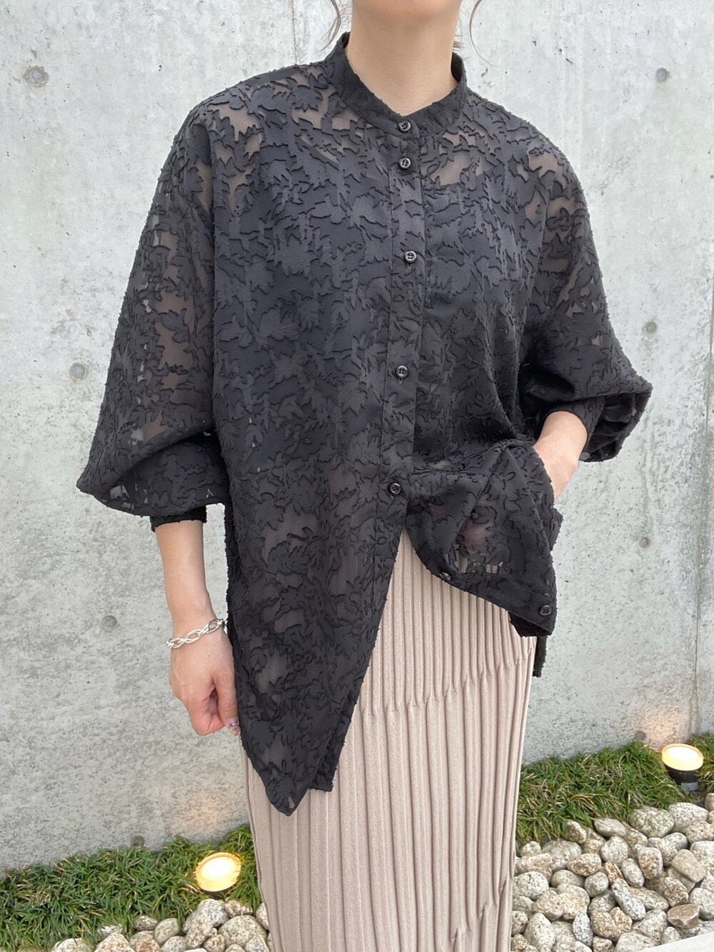 ブラック系のシャツ/ブラウス、ベージュ系のスカート、ブラウン系のパンプスを着用したレディースの夏コーディネートの3枚目の写真