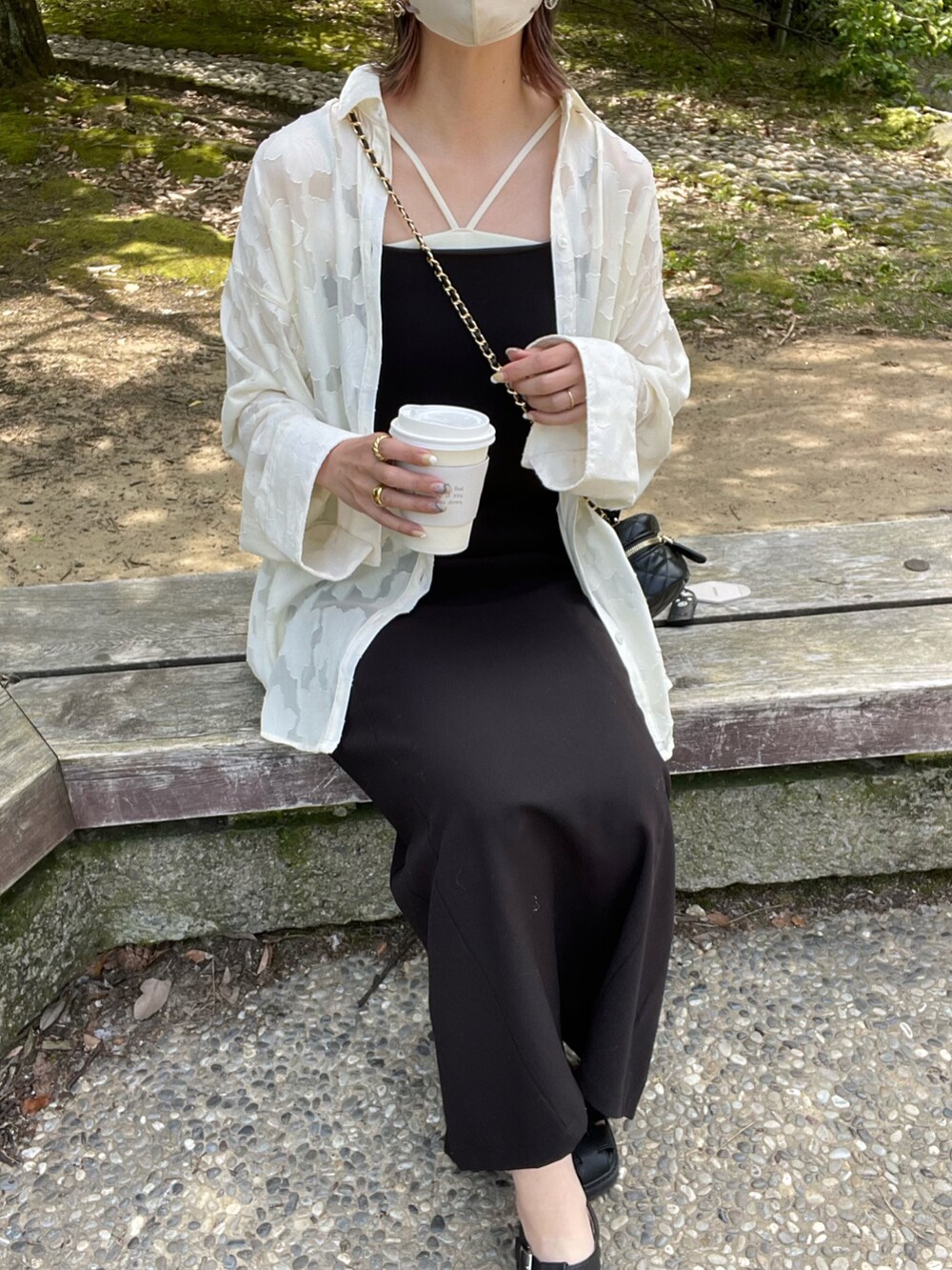 ホワイト系のシャツ/ブラウス、ブラック系のその他シューズを着用したレディースの春コーディネートの5枚目の写真