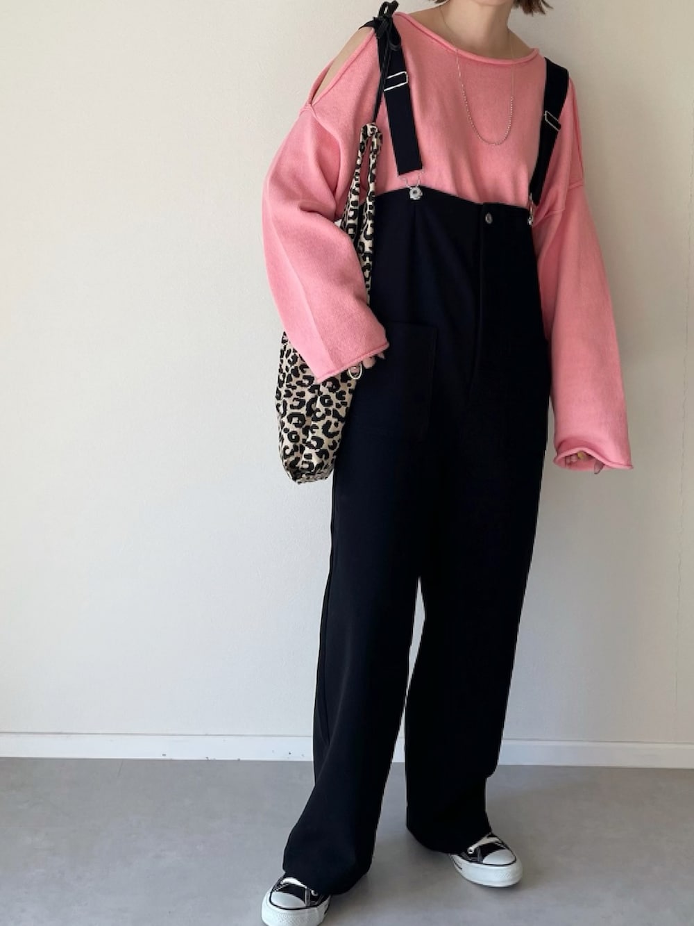 ピンク系のニット/セーター、ブラック系のサロペット/オーバーオール、その他のトートバッグを着用したレディースの冬コーディネートの3枚目の写真