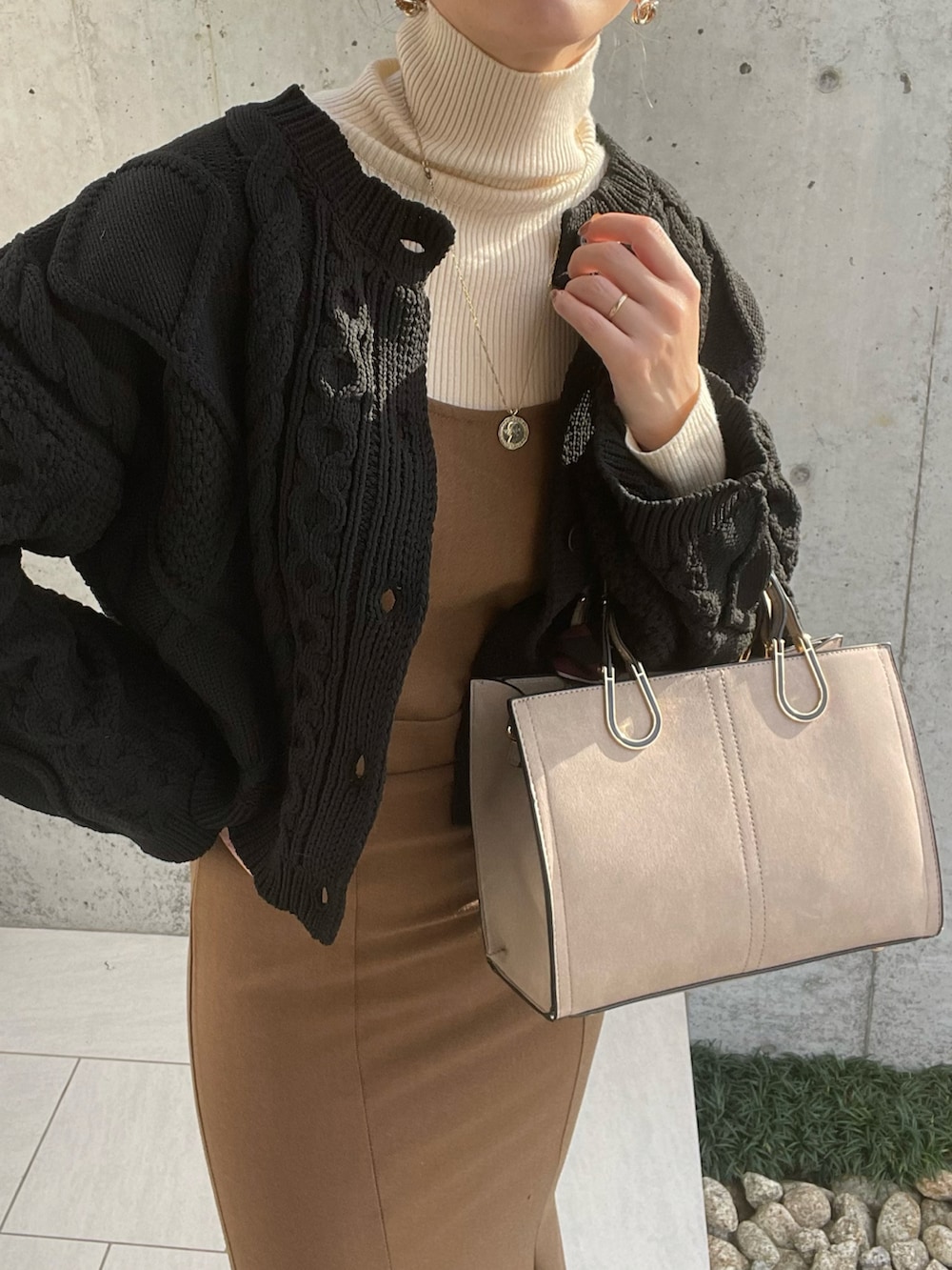 「サックスバー(SAC'S BAR)、マーメイドワンピース、キャミワンピ、ショートカーディガン、ケーブルニット、タートルネック、y/m、きれいめカジュアル、ブーツ、ショートブーツ、秋コーデ、LAUIR、韓国ファッション、プチプラ、レイヤードスタイル」|「SAC’S BARのアイテム(バッグ、ベージュ系)」を使った、MISATO さん(レディース・161cm)の秋コーディネートの4枚目の写真