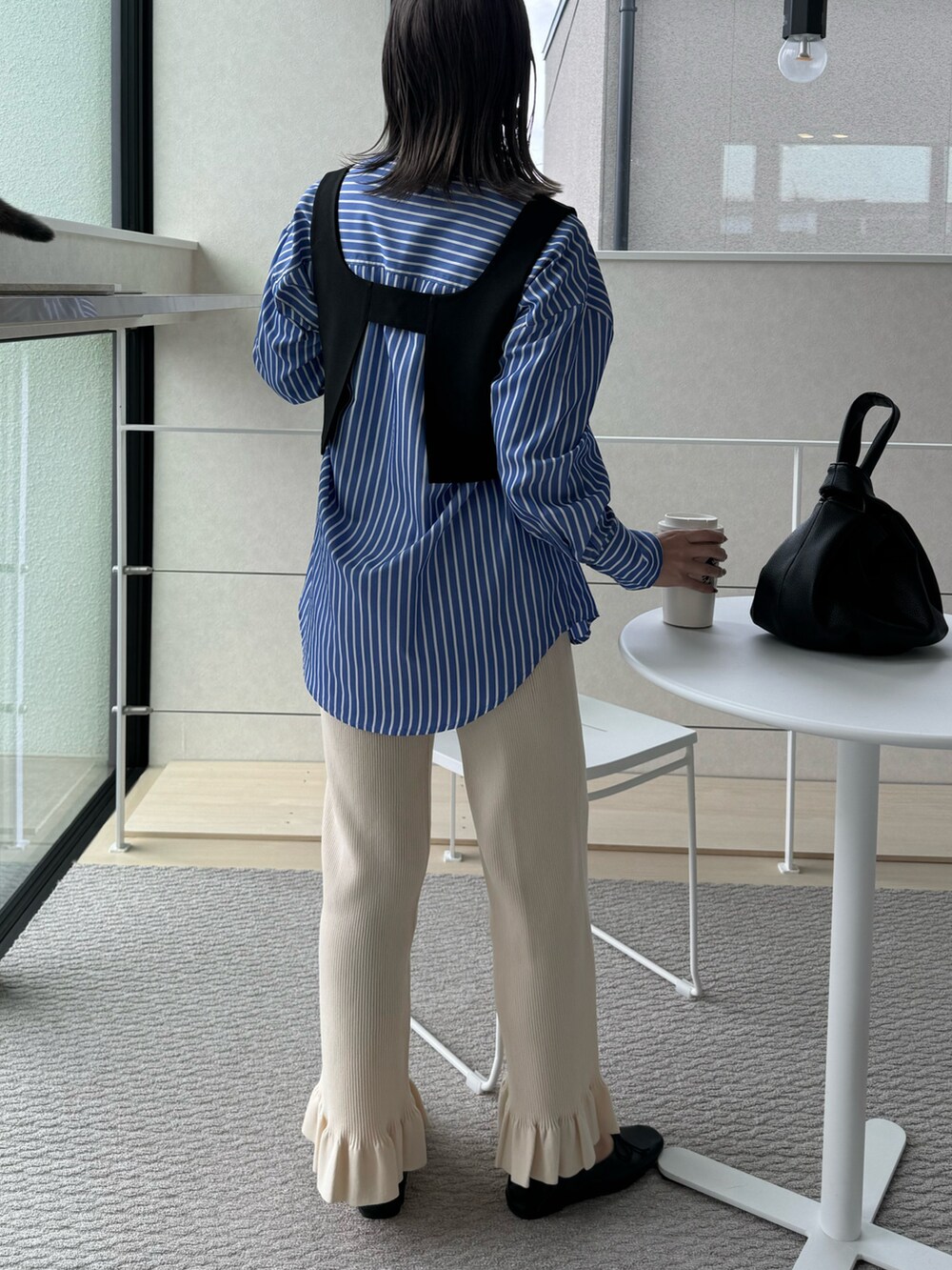 ブラック系のキャミソール、ホワイト系のその他パンツ、ブルー系のシャツ/ブラウスを着用したレディースの冬コーディネートの5枚目の写真