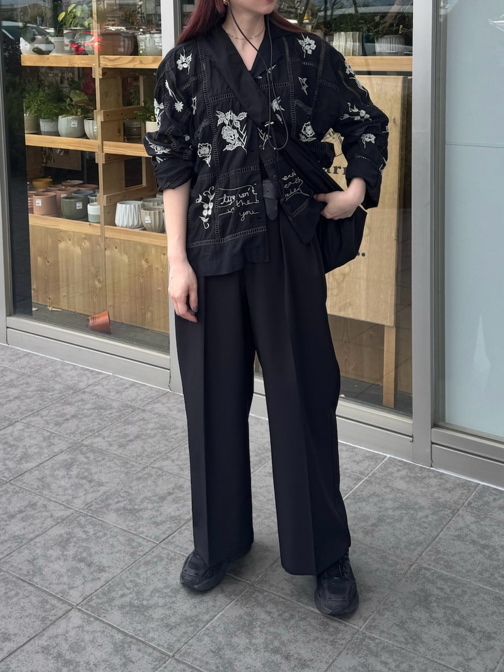 ブラック系のシャツ/ブラウス、ブラック系のその他パンツ、ブラック系のスニーカーを着用したレディースの夏コーディネートの3枚目の写真