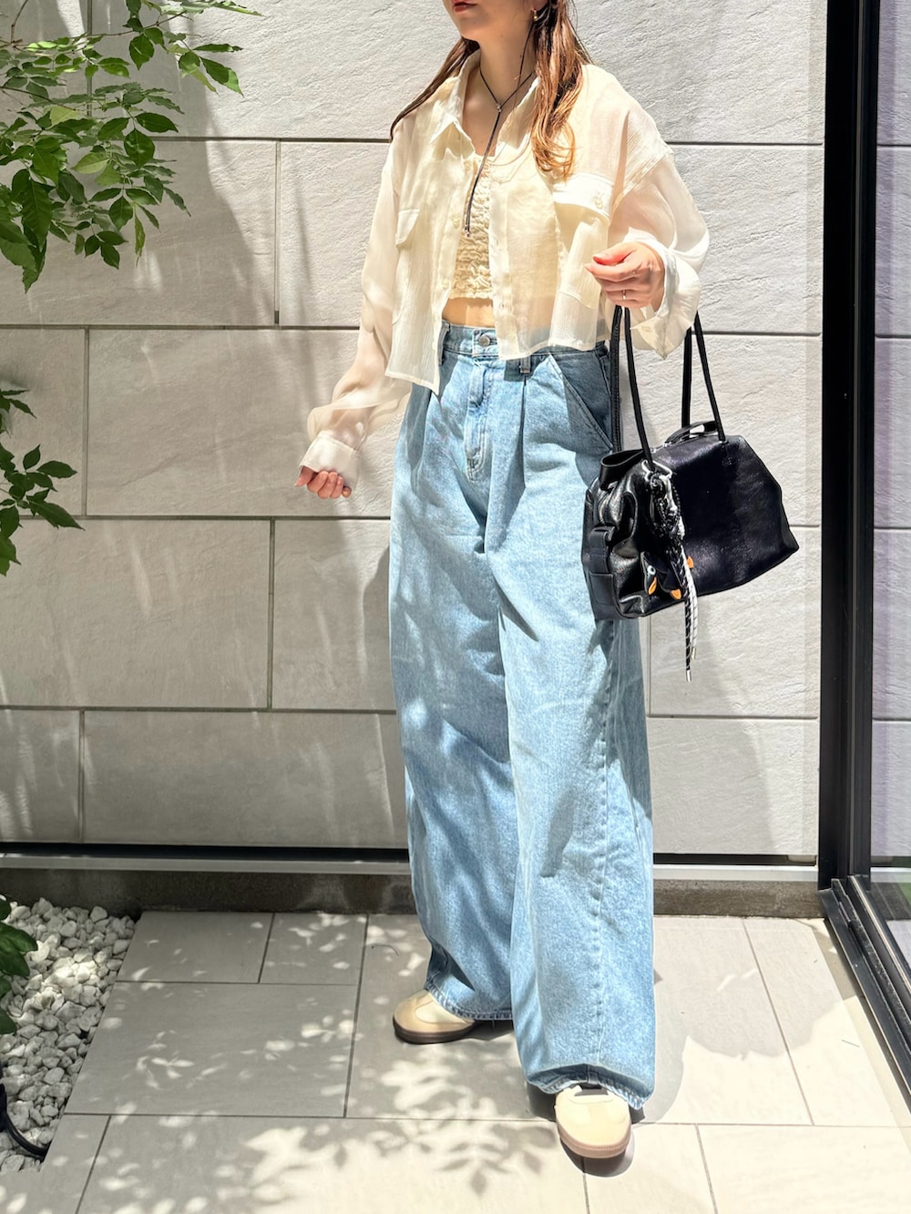 ホワイト系のタンクトップ、ホワイト系のシャツ/ブラウス、ブルー系のデニムパンツを着用したレディースの夏コーディネートの3枚目の写真