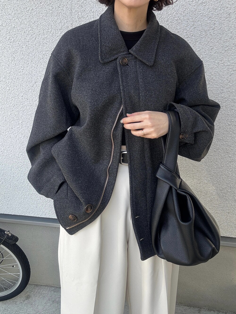 グレー系のその他アウター、ホワイト系のその他パンツ、ブラック系のハンドバッグを着用したレディースの冬コーディネートの5枚目の写真