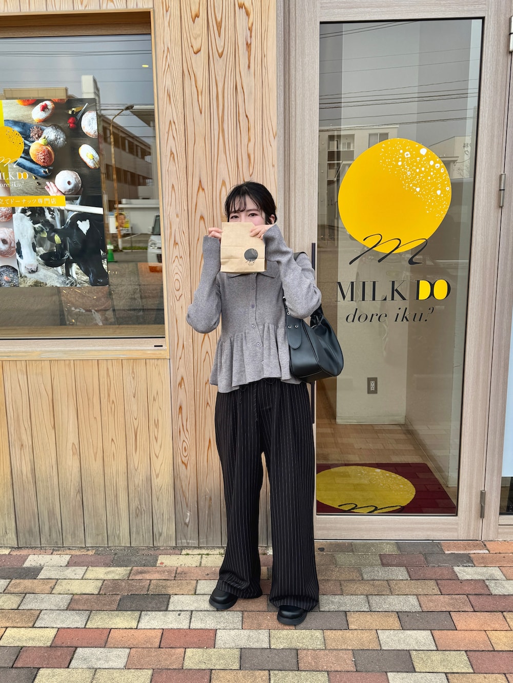 ブラック系のその他シューズ、グレー系のカーディガン/ボレロ、ブラック系のスラックスを着用したレディースの春コーディネートの2枚目の写真