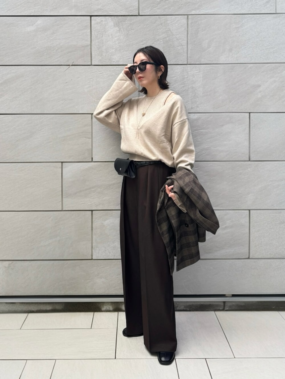 その他のテーラードジャケット、ブラック系のボディバッグ/ウエストポーチ、ブラウン系のその他パンツを着用したレディースの春コーディネートの4枚目の写真