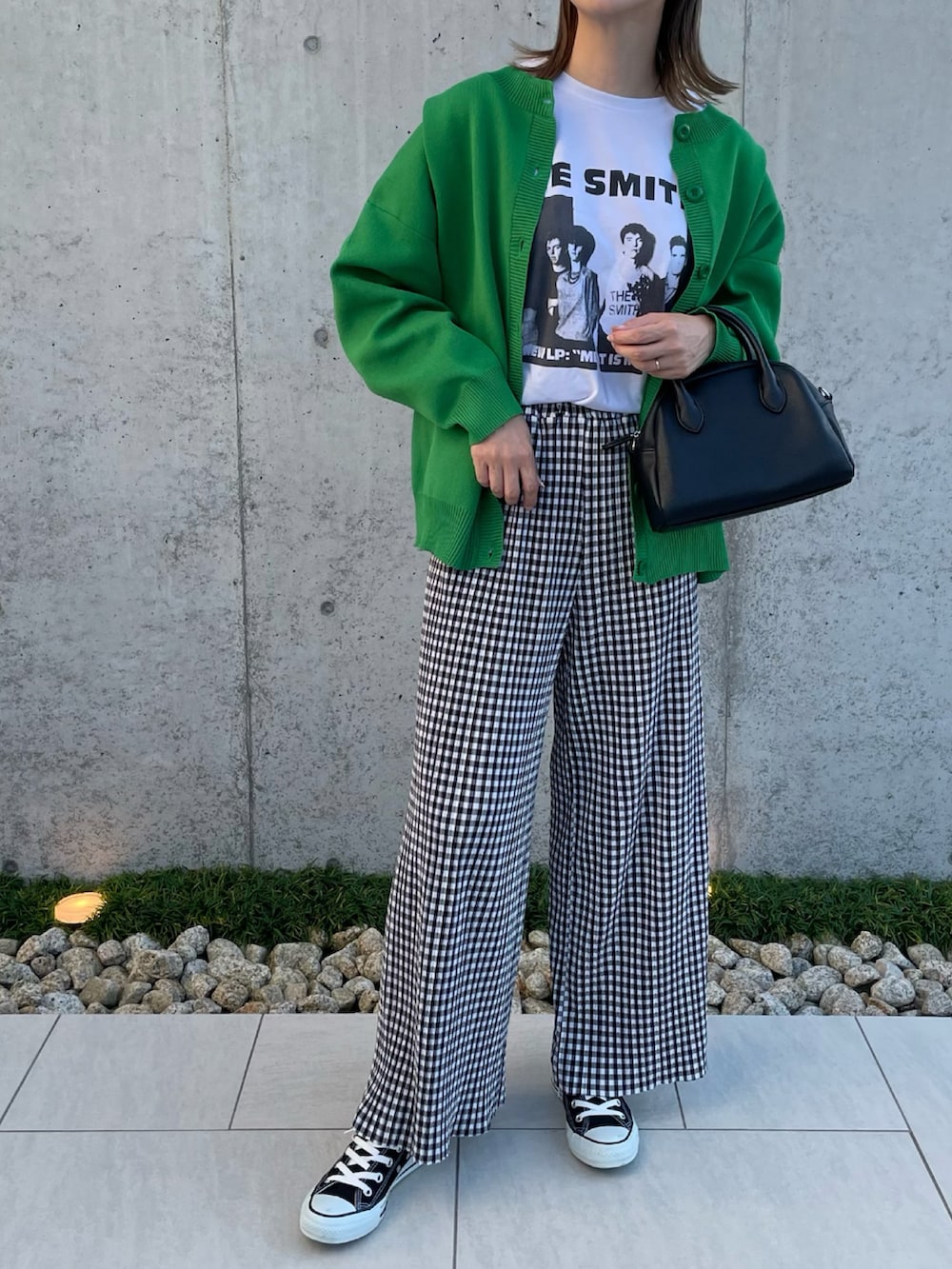 グリーン系のカーディガン/ボレロ、ブラック系のその他パンツ、ブラック系のボストンバッグを着用したレディースの秋コーディネートの2枚目の写真