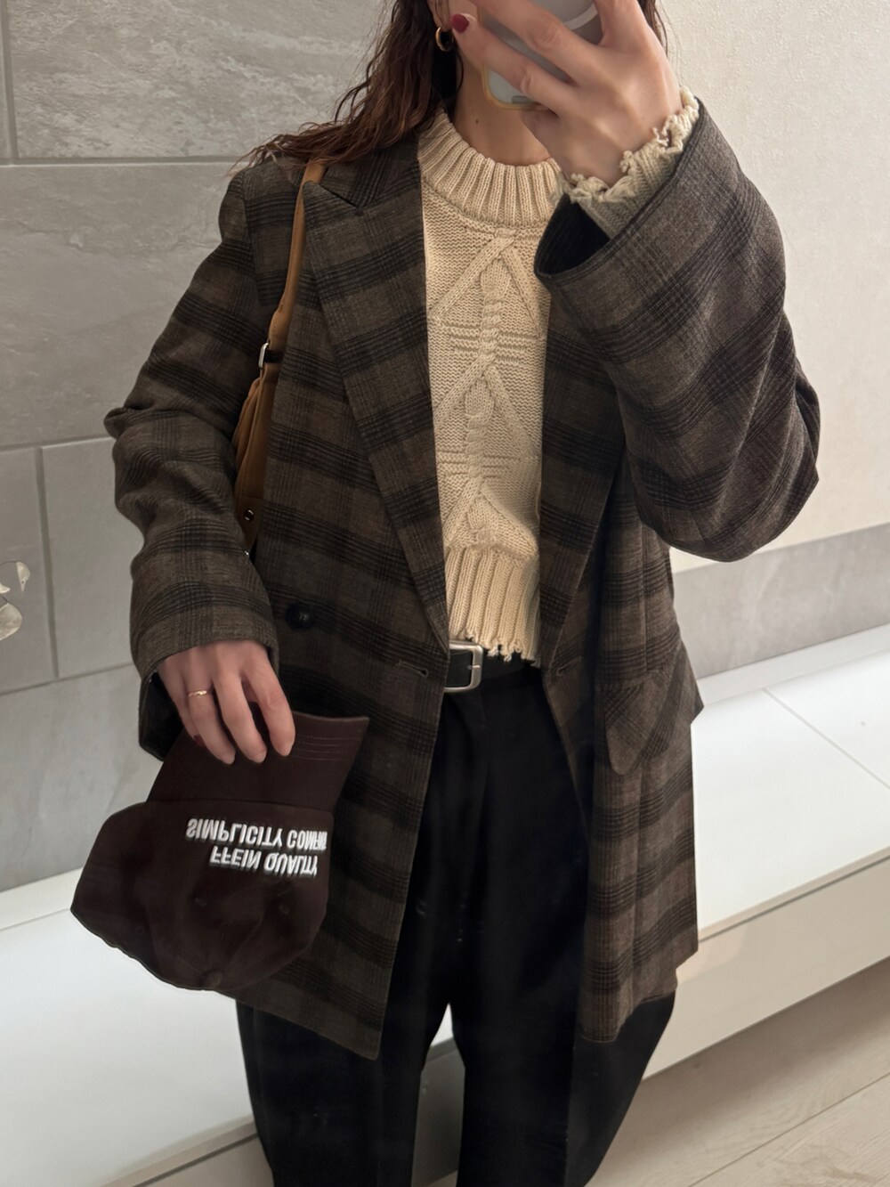 ブラック系のその他パンツ、イエロー系のショルダーバッグ、その他のテーラードジャケットを着用したレディースの秋コーディネートの2枚目の写真