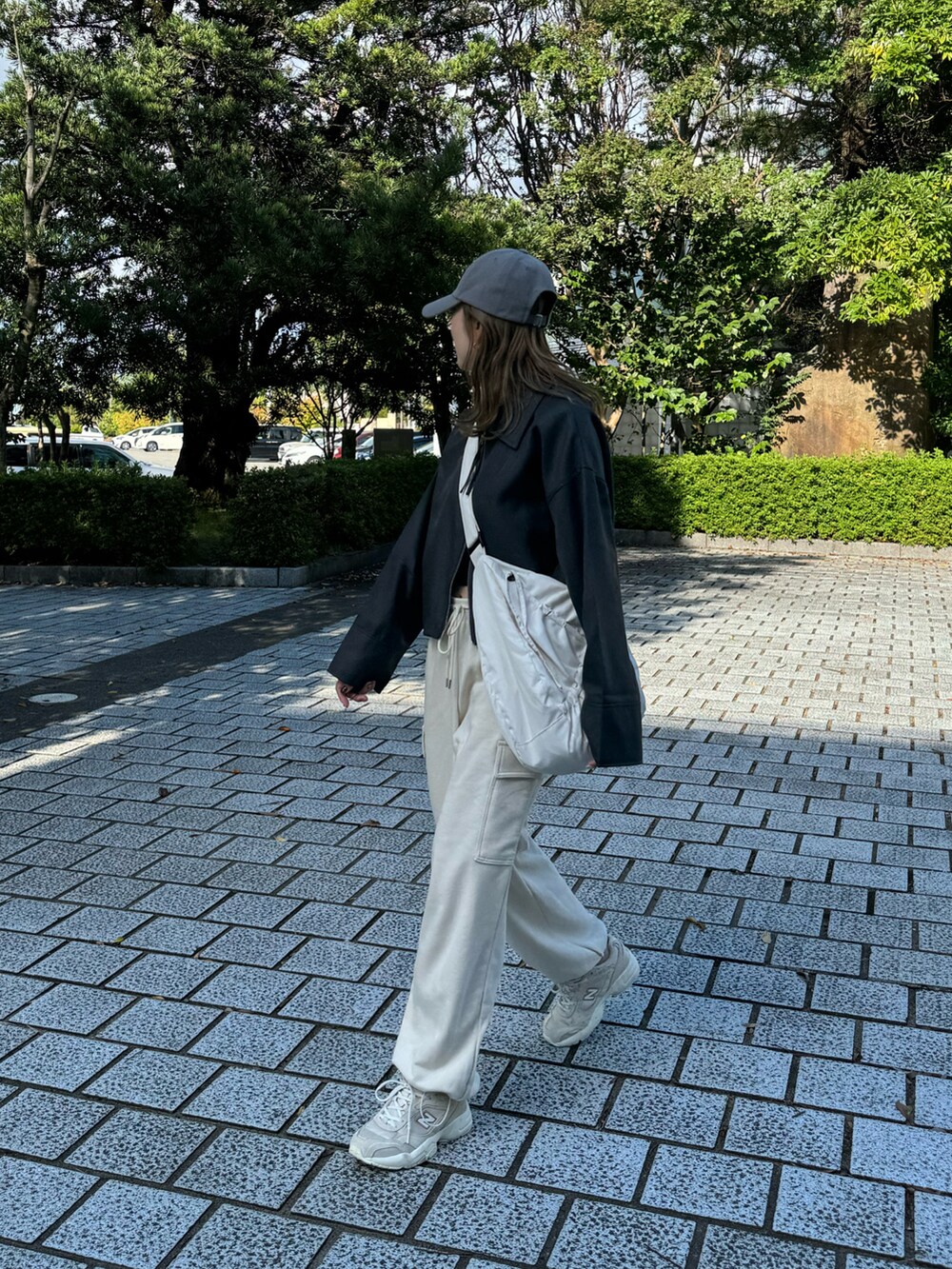 グレー系のその他アウター、ホワイト系のショルダーバッグ、グレー系のキャップを着用したレディースの秋コーディネートの5枚目の写真