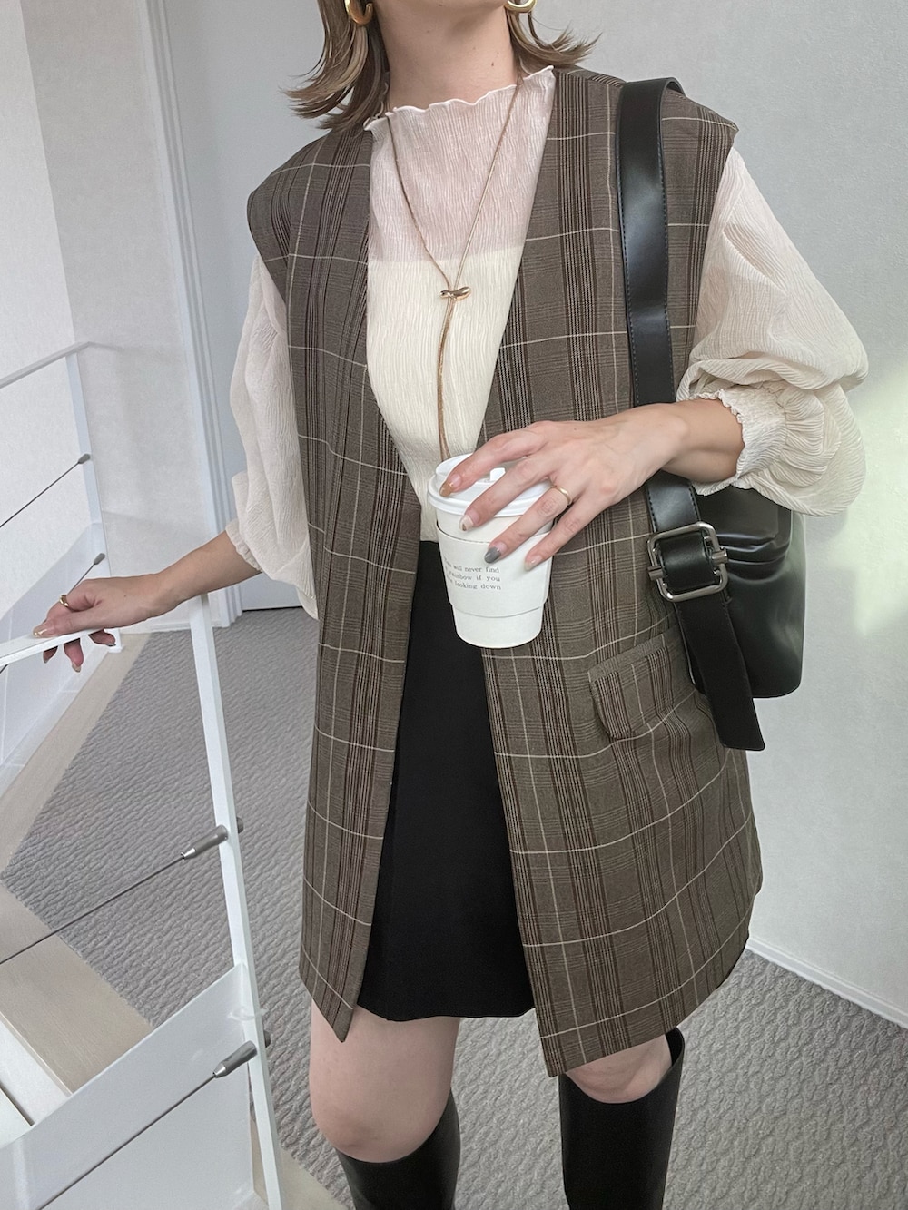 ホワイト系のシャツ/ブラウス、その他のベスト、ブラック系のその他パンツを着用したレディースの秋コーディネートの3枚目の写真