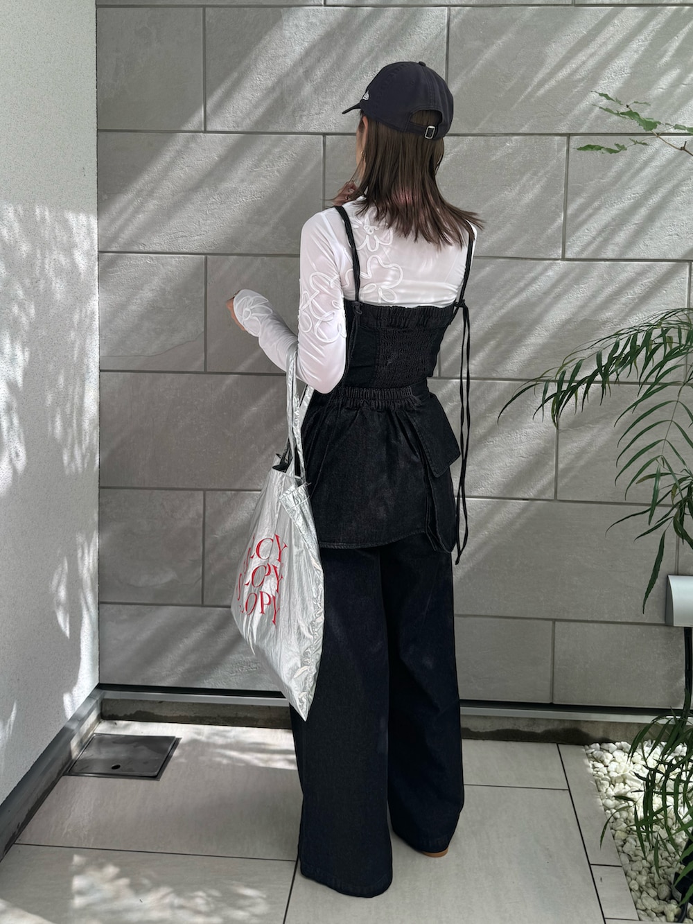 ブラック系のサロペット/オーバーオール、シルバー系のトートバッグ、シルバー系のサンダルを着用したレディースの夏コーディネートの4枚目の写真