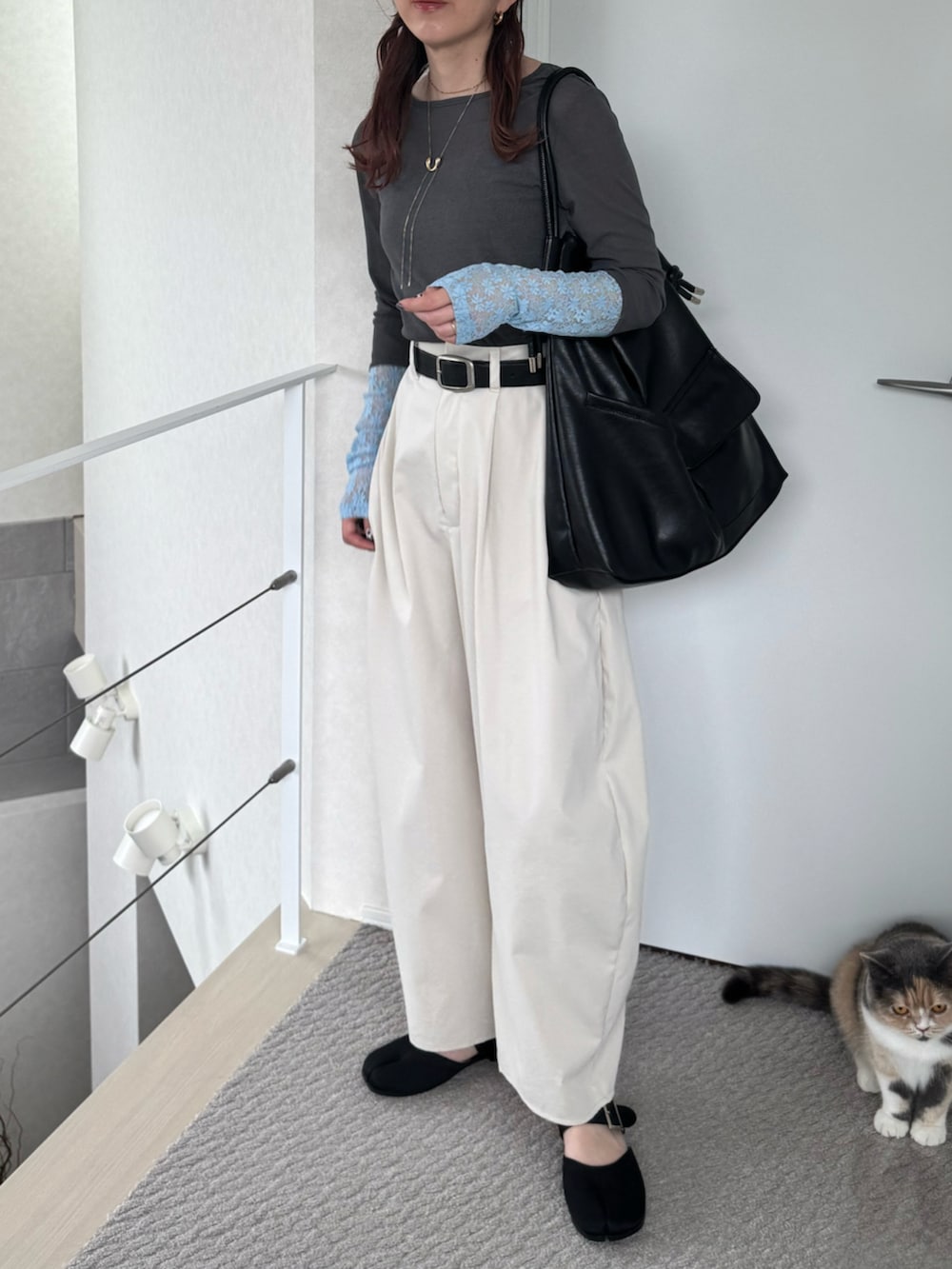 グレー系のTシャツ/カットソー、ホワイト系のチノパンツ、ブラック系のサンダルを着用したレディースの夏コーディネートの2枚目の写真