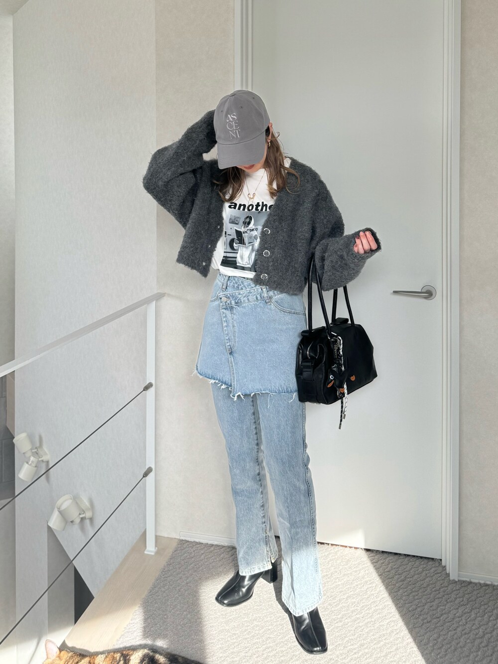 ホワイト系のTシャツ/カットソー、ブラック系のボストンバッグ、ブルー系のその他パンツを着用したレディースの春コーディネートの2枚目の写真