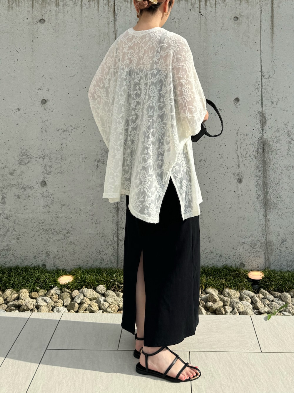 ホワイト系のシャツ/ブラウス、ブラック系のワンピース、ブラック系のサンダルを着用したレディースの夏コーディネートの4枚目の写真