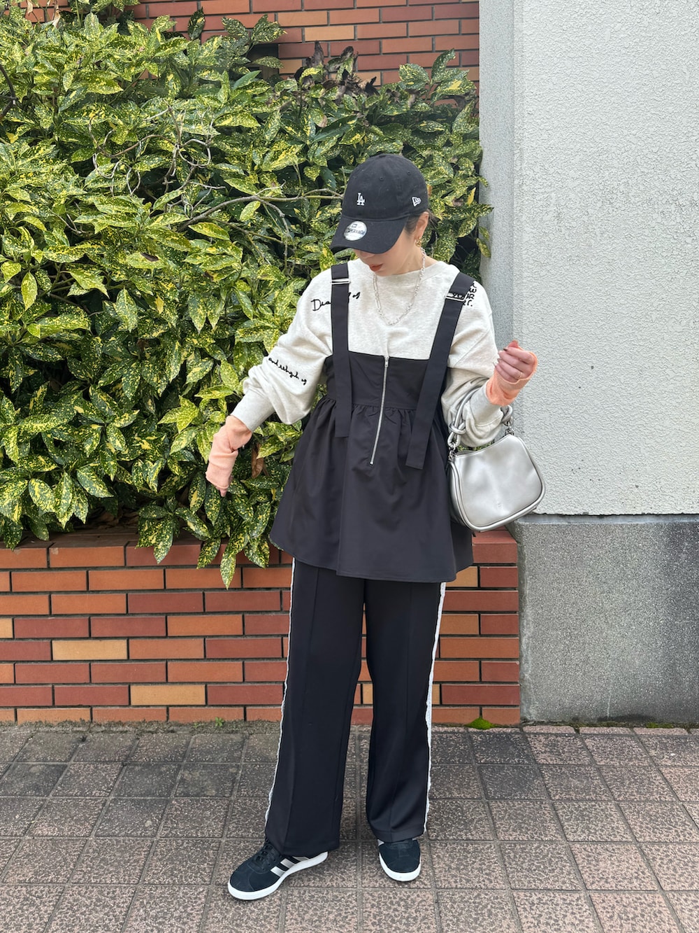 ブラック系のその他トップス、ホワイト系のスウェット、シルバー系のショルダーバッグを着用したレディースの春コーディネートの2枚目の写真