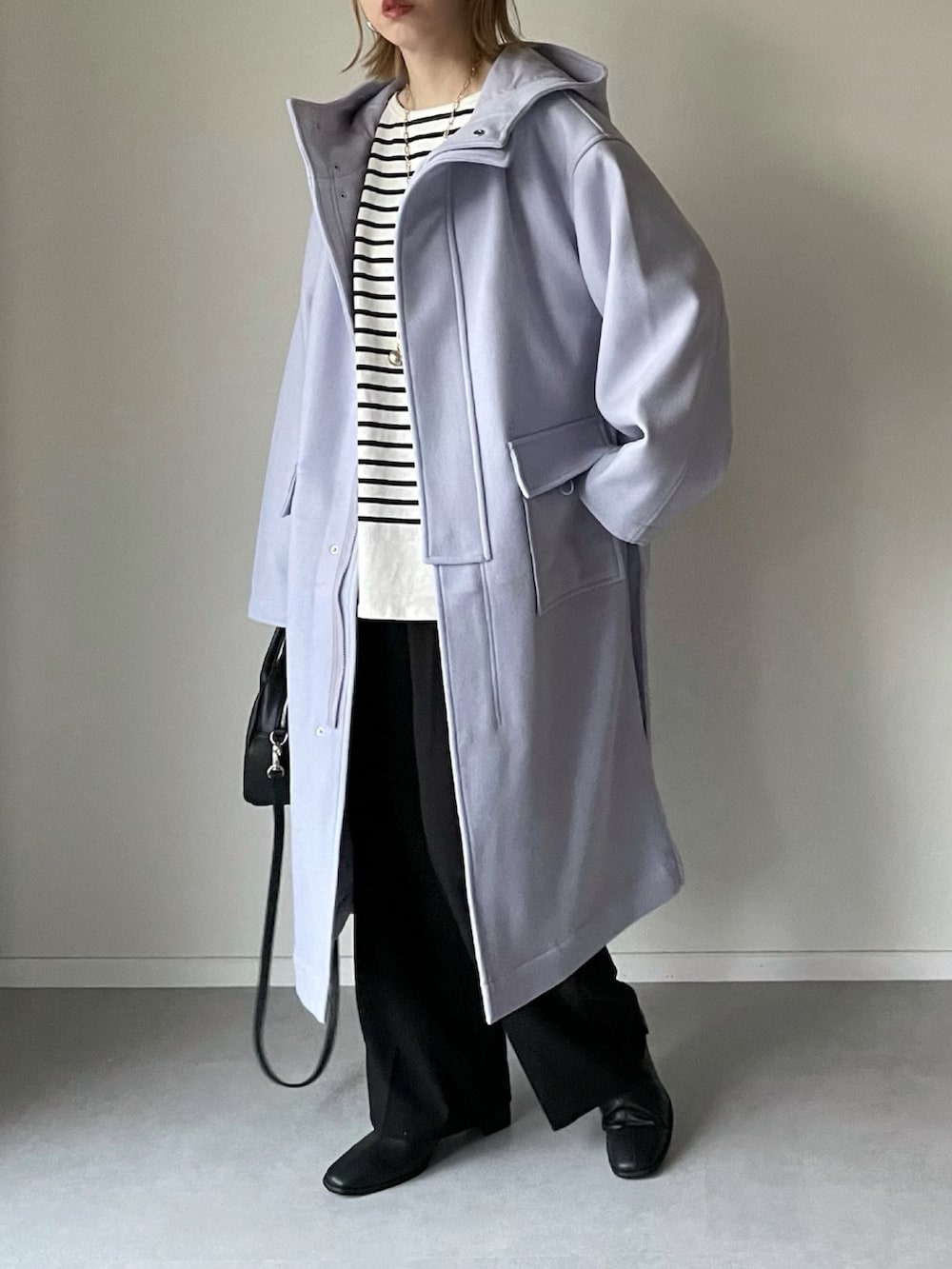 パープル系のその他アウター、ホワイト系のTシャツ/カットソー、ブラック系のボストンバッグを着用したレディースの冬コーディネートの2枚目の写真