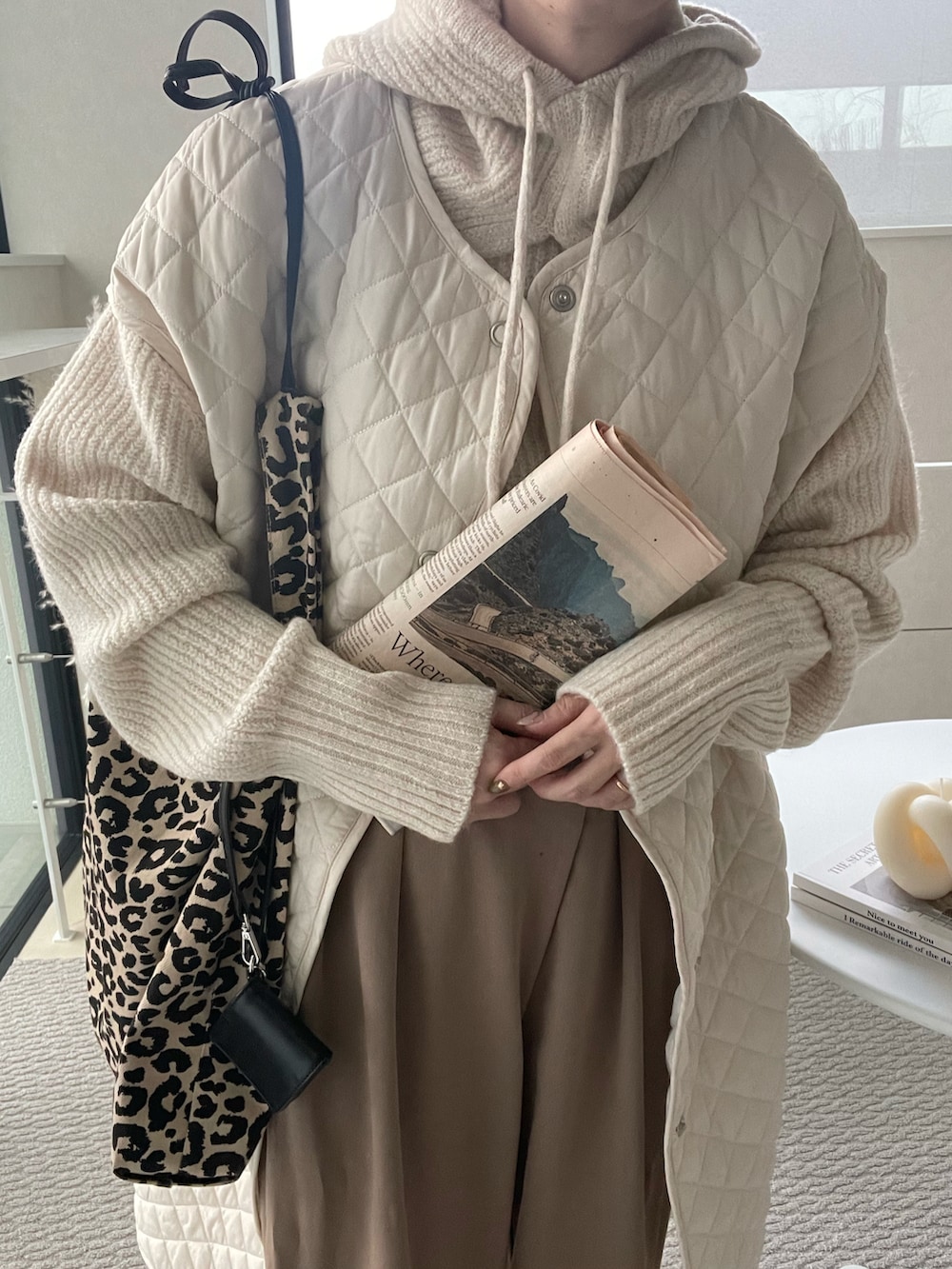 ホワイト系のその他アウター、ホワイト系のニット/セーター、ブラウン系のその他パンツを着用したレディースの冬コーディネートの3枚目の写真