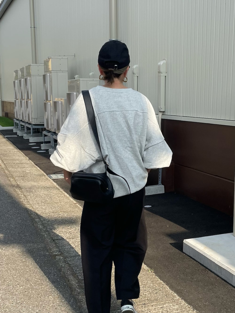 グレー系のスウェット、ブラック系のその他パンツを着用したレディースの夏コーディネートの2枚目の写真