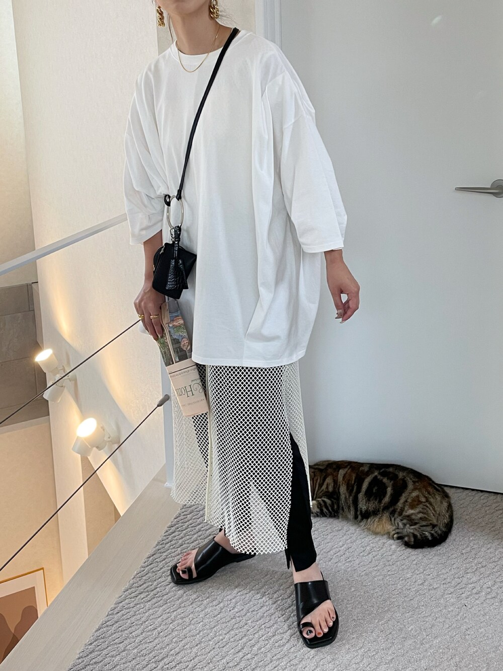 ホワイト系のTシャツ/カットソー、ホワイト系のベスト、ブラック系のその他パンツを着用したレディースの夏コーディネートの5枚目の写真