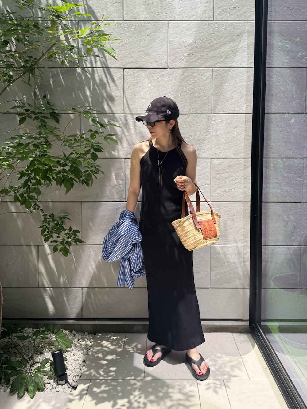 ブルー系のシャツ/ブラウス、ブラック系のワンピース、ブラウン系のトートバッグを着用したレディースの夏コーディネートの5枚目の写真