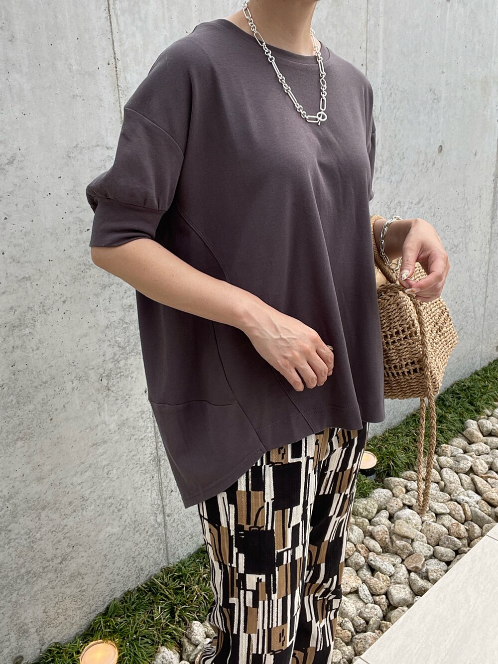 グレー系のTシャツ/カットソー、ブラック系のサンダル、ブラック系のその他パンツを着用したレディースの夏コーディネートの2枚目の写真