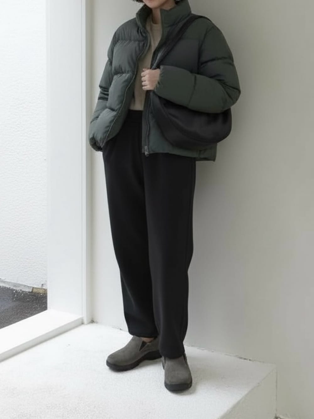 グリーン系のジャケット/アウターを着用したレディースの冬コーディネートの2枚目の写真