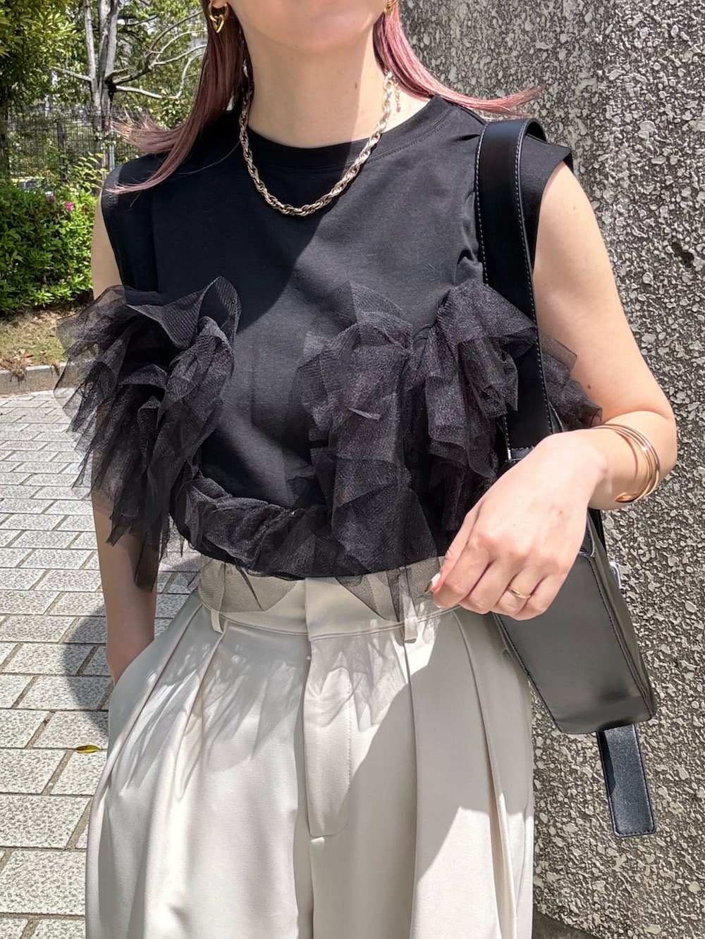 ブラック系のタンクトップ、ホワイト系のその他パンツ、ブラック系のサンダルを着用したレディースの春コーディネートの4枚目の写真