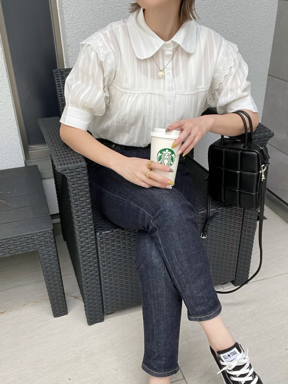 ホワイト系のシャツ/ブラウス、ブラック系のショルダーバッグ、ブラック系のスニーカーを着用したレディースの春コーディネートの2枚目の写真