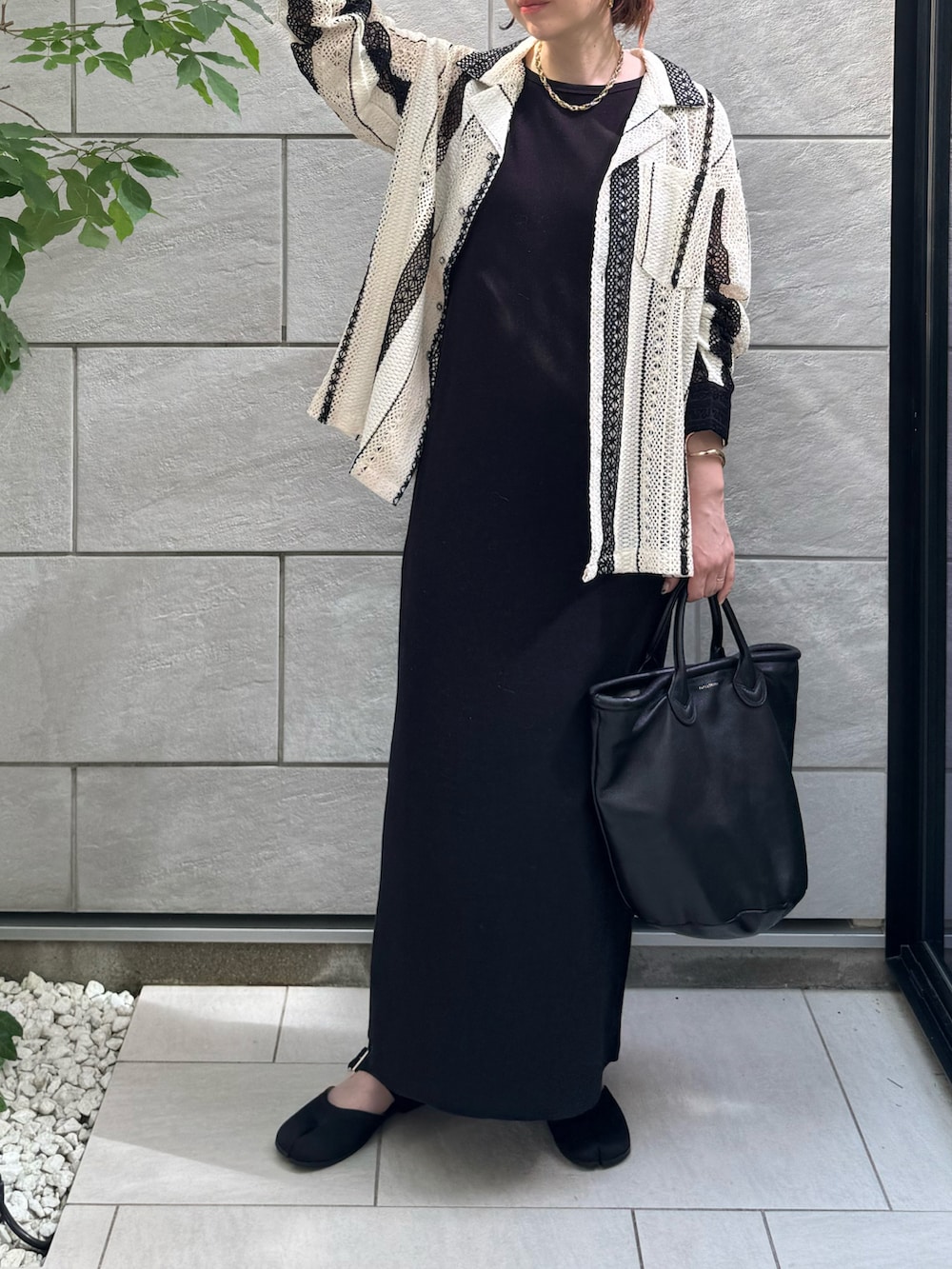 ホワイト系のシャツ/ブラウス、ブラック系のワンピース、ブラック系のサンダルを着用したレディースの夏コーディネートの4枚目の写真