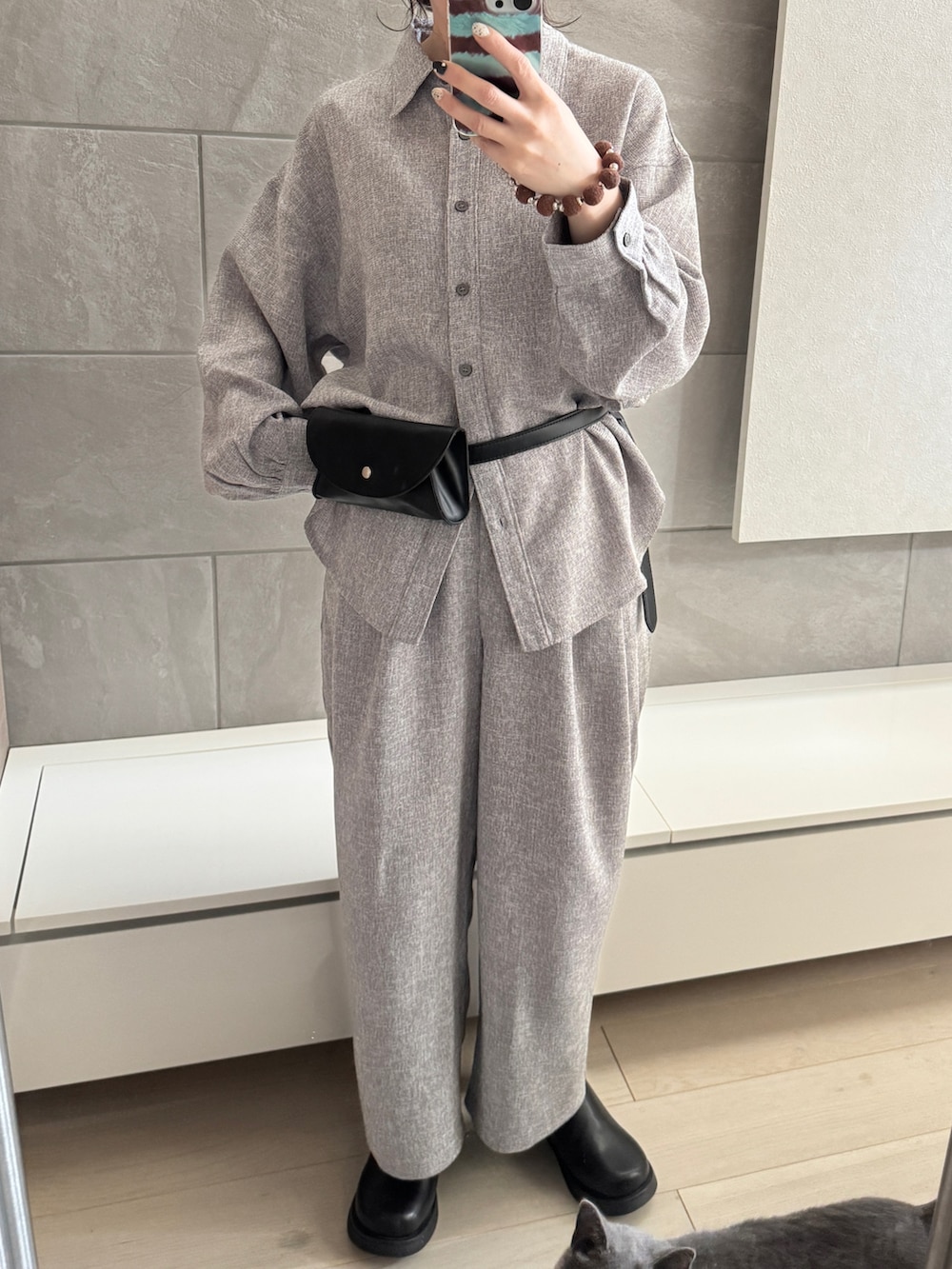 グレー系のシャツ/ブラウス、グレー系のスラックス、ブラック系のその他シューズを着用したレディースの春コーディネートの4枚目の写真