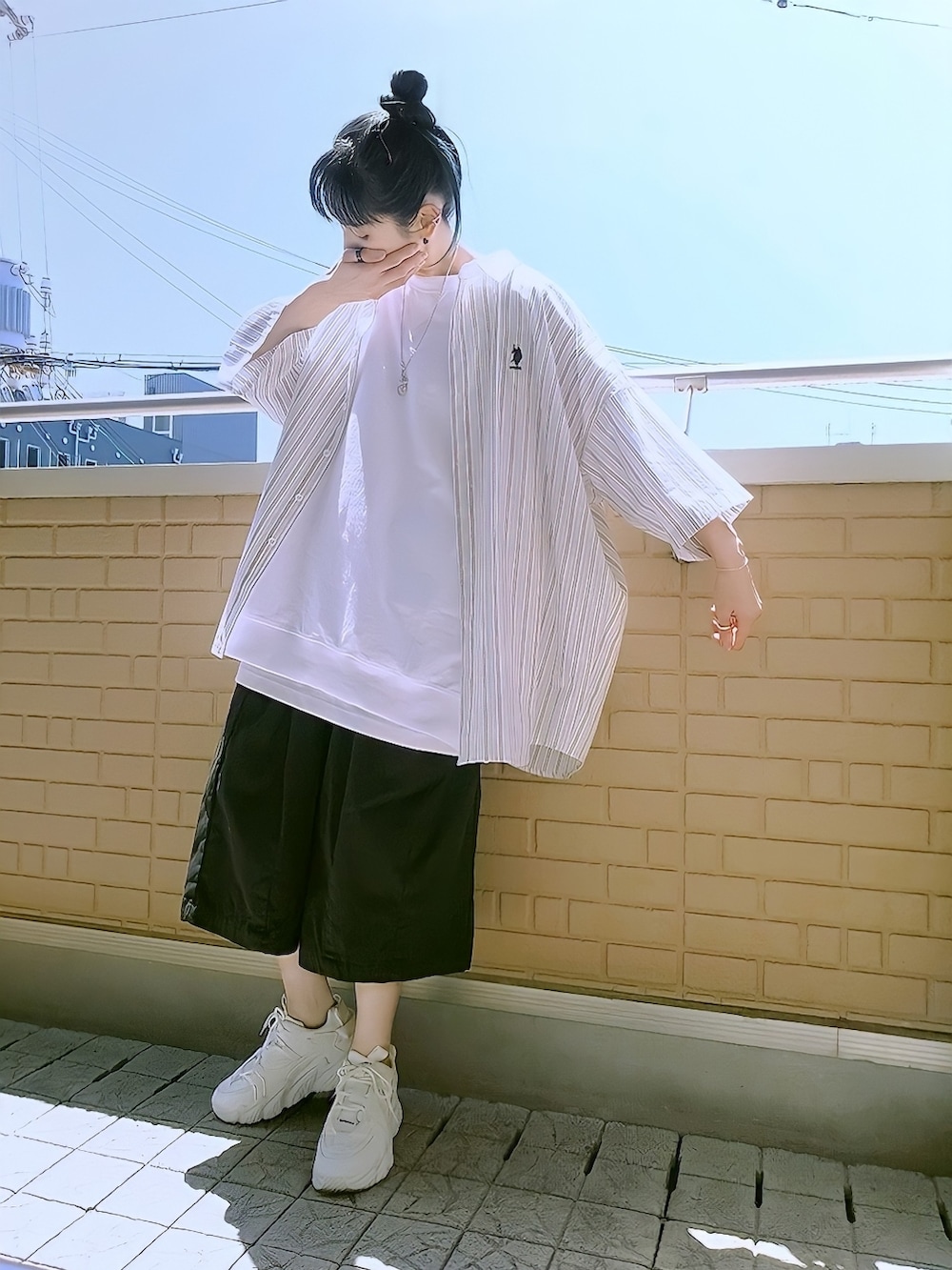 グレー系のシャツ/ブラウス、ホワイト系のTシャツ/カットソー、ブラック系のその他パンツを着用したレディースの夏コーディネートの2枚目の写真