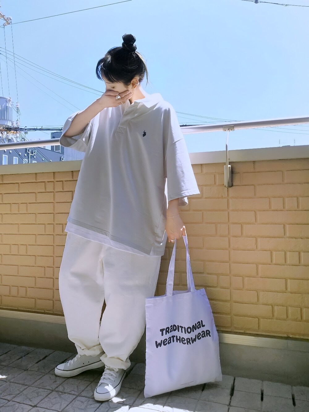 グレー系のシャツ/ブラウス、ホワイト系のデニムパンツ、グレー系のスニーカーを着用したレディースの春コーディネートの2枚目の写真